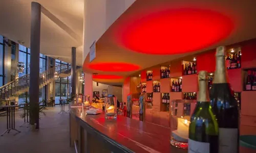 Geldermann Theaterbar mit beleuchtetem Tresen