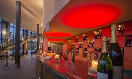 Geldermann Theaterbar mit beleuchtetem Tresen