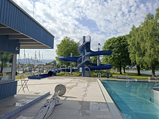 Wasserrutsche und Schwimmbecken im Strandbad Hard am Bodensee