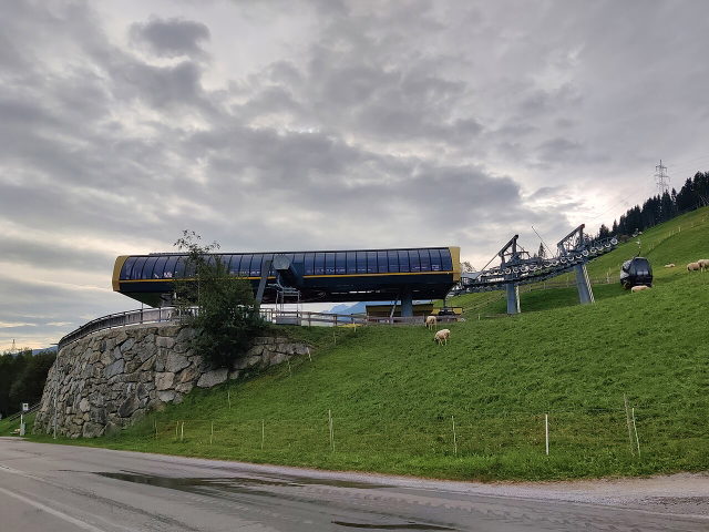 Talstation der Peter-Anich-I-Bahn bei Oberperfuss mit Gondeln und grünen Hängen