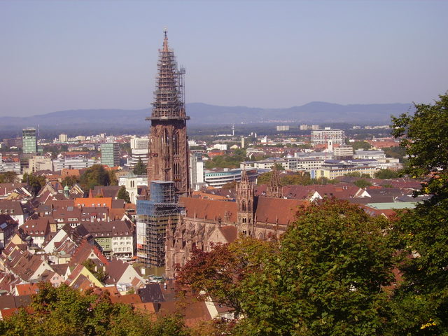 Blick vom Schlossberg auf das Freiburger Münster und die Altstadt
