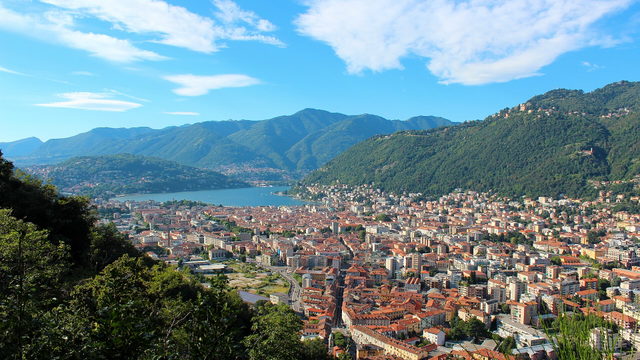 Como mit Stadtzentrum und Comer See