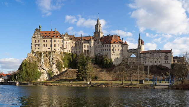 Schloss Sigmaringen auf dem Felsen über der Donau