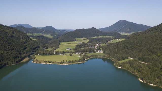 Hintersee bei Faistenau in bewaldeter Landschaft