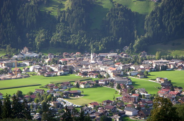 Zell am Ziller zwischen Wiesen und bewaldeten Berghängen