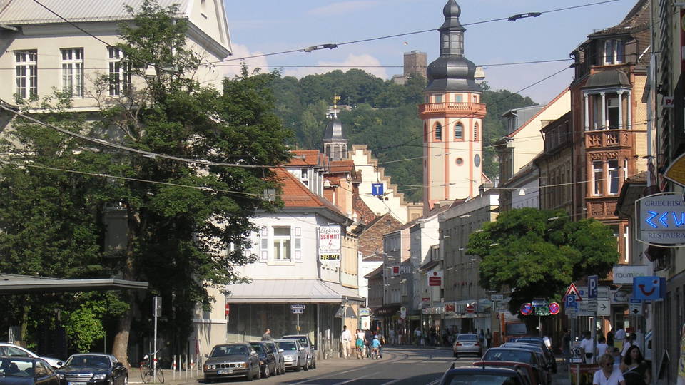 Straßenansicht in der Durlacher Innenstadt mit der Stadtkirche