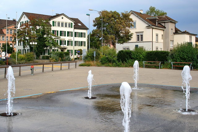 Historische Gebäude und Wasserspiel im Zentrum von Dübendorf