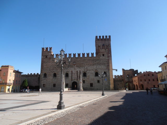 Piazza Castello mit Schachbrett-Pflaster und Castello Inferiore in Marostica