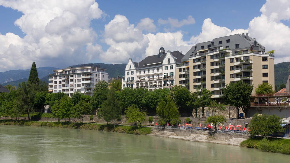 Altstadthäuser an der Draupromenade in Villach