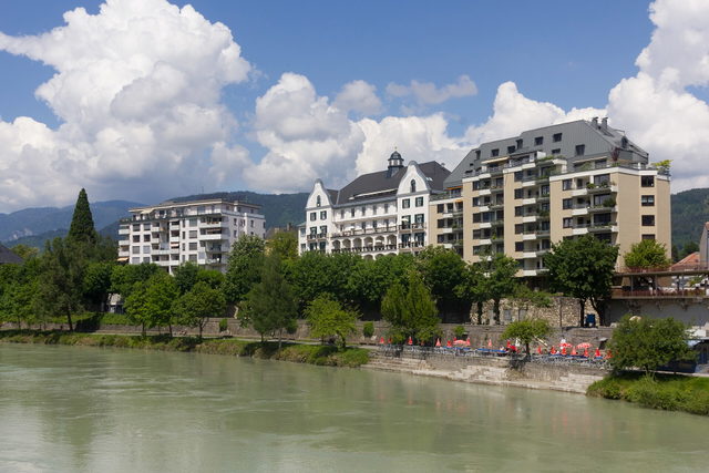 Altstadthäuser an der Draupromenade in Villach