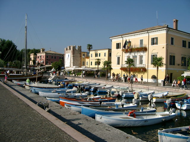 Boote und Häuser am Hafen von Bardolino