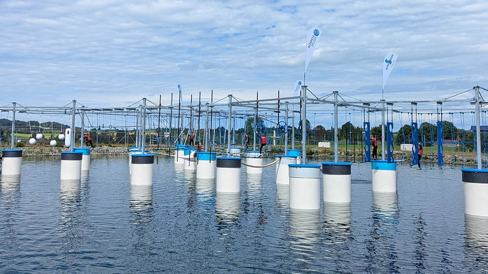 Kletterelemente des AlpspitzSPLASH über dem Speichersee