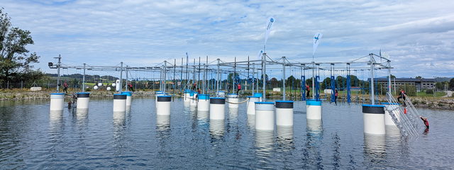 Kletterelemente des AlpspitzSPLASH über dem Speichersee