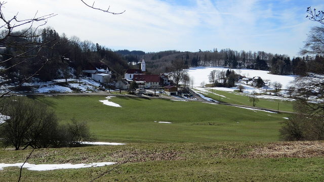 Blick von Norden auf Stephansried mit Kirche, Wiesen und Wald