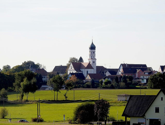 Blick von Osten auf Kellmünz mit der Kirche St. Martin