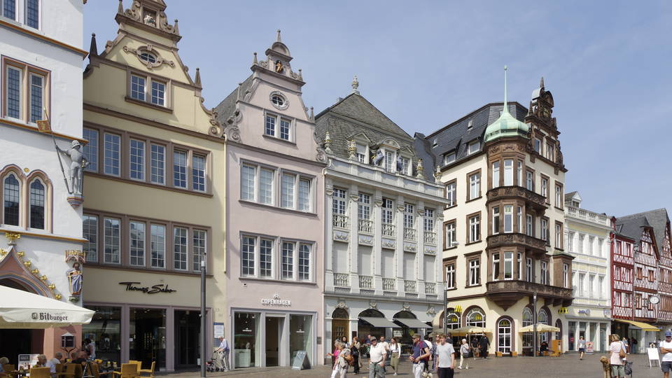 Historische Hausfassaden am Hauptmarkt in Trier