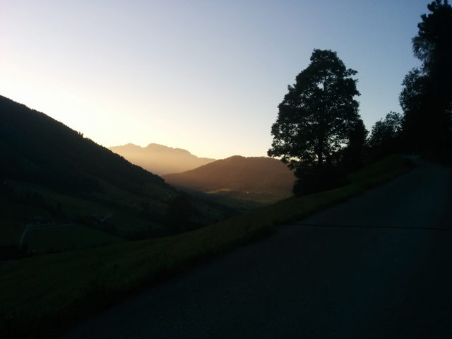 Blick aus Inneralpbach talauswärts in der Abenddämmerung