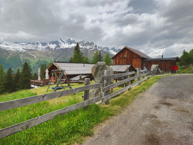 Stallwiesalm bei Sölden mit Spielplatz und Bergkulisse