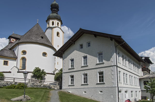 Bergbau- und Heimatmuseum neben der Pfarrkirche St. Wolfgang in Jochberg
