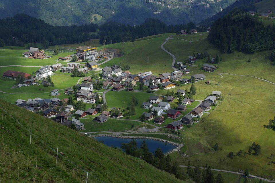 Stoos-Seeli – Bergsee mit Steg und Picknickplätzen am autofreien Dorf