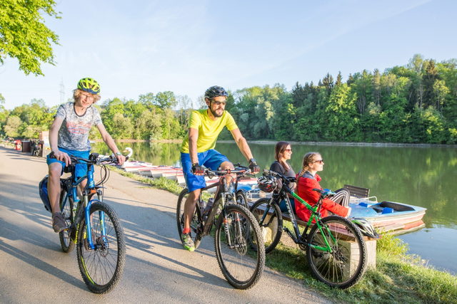 Radfahrende am Schömberger Stausee