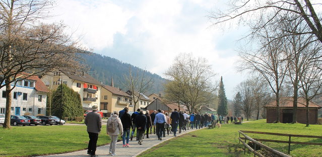 Flusspromenade an der Enz mit Spaziergängern in Höfen.