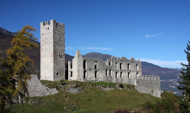 Zinnenturm und erhaltene Mauern der Burgruine Castel Belfort