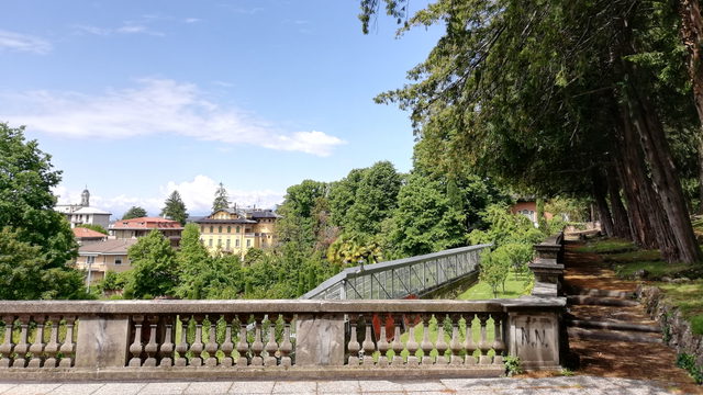 Terrasse und Baumwege der Giardini Estensi mit Blick zum Palazzo Estense in Varese