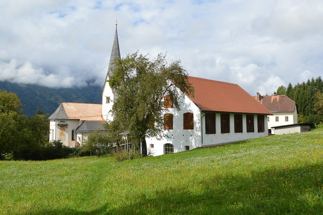 Gebäudeensemble mit Pfarrkirche beim Römermuseum Teurnia