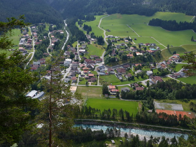 Blick vom Baichlstein über den Lech auf Stanzach