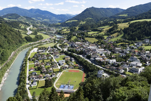 Historischer Markt Werfen mit Salzach und umliegenden Berghängen