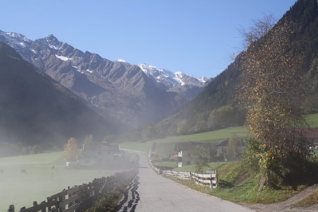 Weg durch die Wiesenlandschaft im Gschnitztal