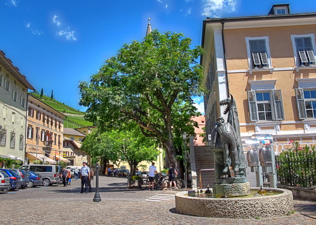 Egetmannbrunnen und Rathaus am Traminer Marktplatz