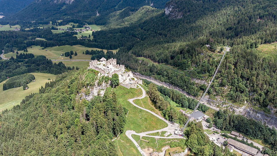Burgruine Ehrenberg oberhalb von Reutte aus der Luft