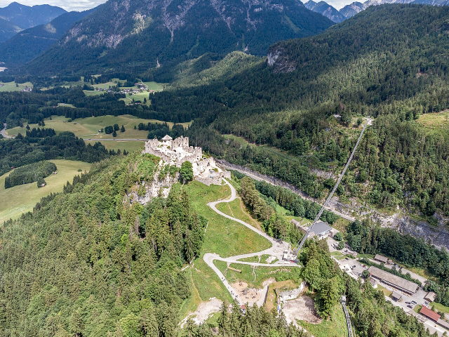Burgruine Ehrenberg oberhalb von Reutte aus der Luft