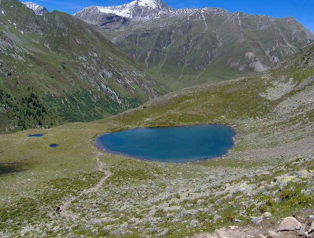 Hirschebensee bei Kühtai inmitten grüner und felsiger Berghänge