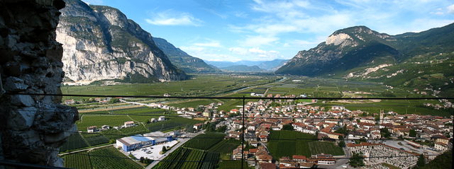 Panoramablick von der Haderburg auf Salurn und das Etschtal