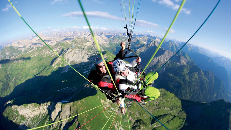 Pilot und Passagier beim Tandemflug über dem Seekopf