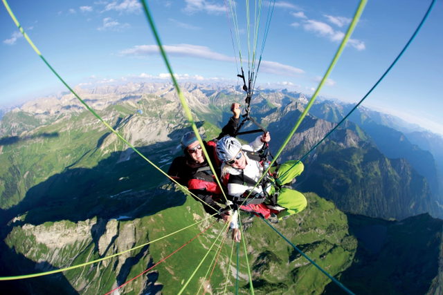Pilot und Passagier beim Tandemflug über dem Seekopf