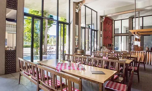 Restaurant Neuschwanstein mit Tischen und Glasfassade