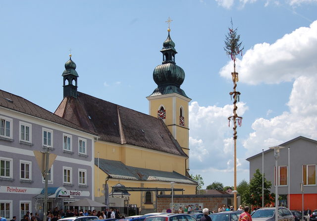 Pfarrkirche und Ortsgebäude in Altenfelden
