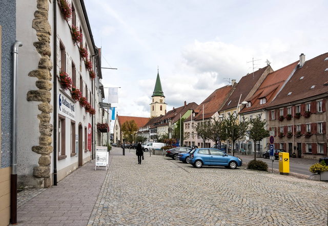 Blick entlang der Hauptstraße in der Hüfinger Altstadt.