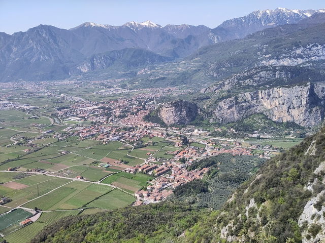 Blick über Arco mit Burghügel und den umliegenden Bergen
