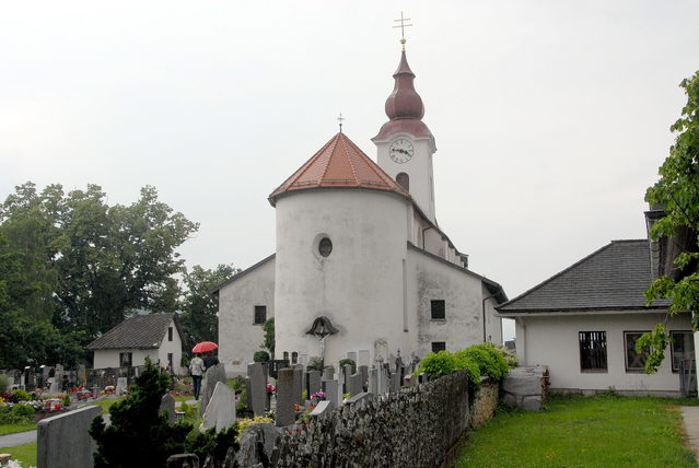 Pfarrkirche in Latschach als Ortsmotiv der Mountainbike-Runde