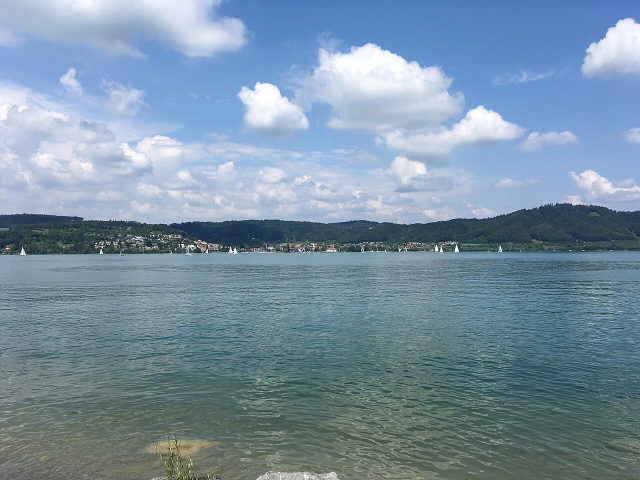 Blick von Bodman über den Bodensee nach Ludwigshafen mit Segelbooten. Aufnahme: 2018-06.