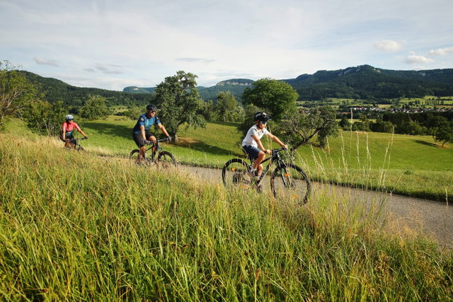 Radfahrende auf der Mammut-Tour im Albvorland