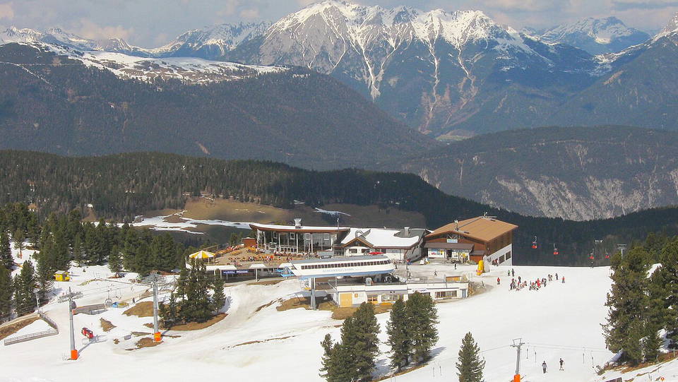 Bergstation in Hochoetz vor der winterlichen Mieminger Bergkette