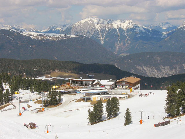 Bergstation in Hochoetz vor der winterlichen Mieminger Bergkette