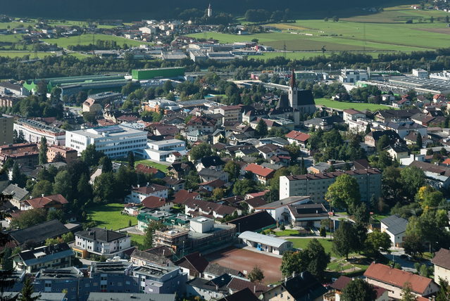 Jenbach mit Kirche, Häusern und Wiesen von Norden gesehen