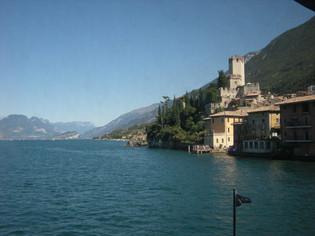 Skaligerburg und Häuser von Malcesine am Ufer des Gardasees